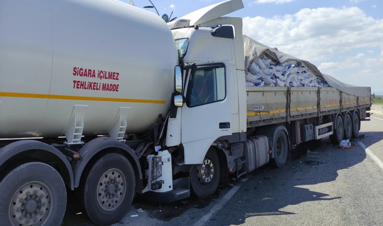 Kömür yüklü tır ile akaryakıt tankeri çarpıştı