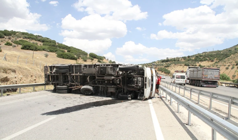 Kontrolden çıkan tır yan yattı: 3 saat yolu kullanıma kapattı