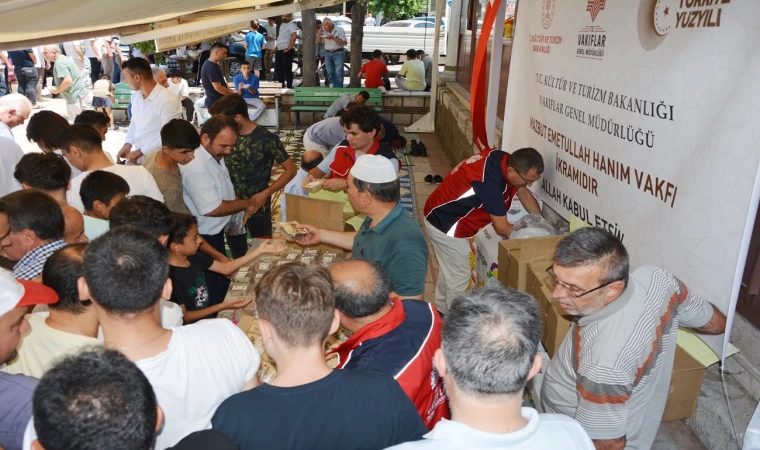 Manisa’da Vakıflar Genel Müdürlüğü’nden aşure ve kahve ikramı   