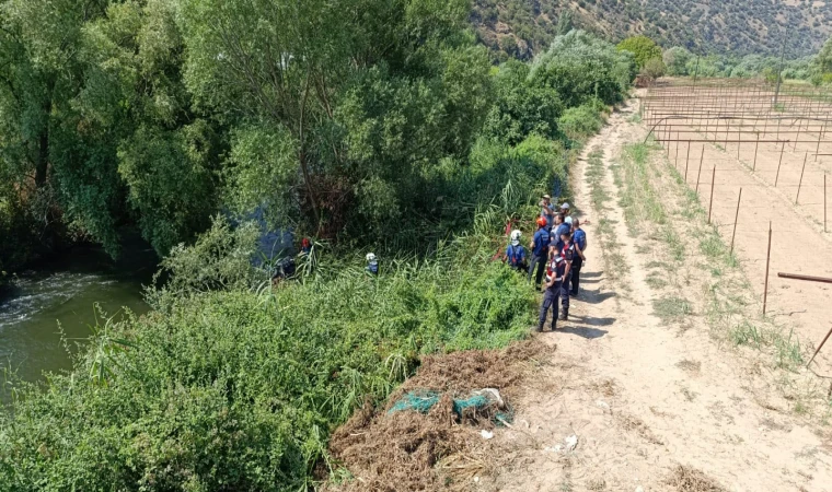 Nehre uçan otomobildeki 2 kişi hayatını kaybetti