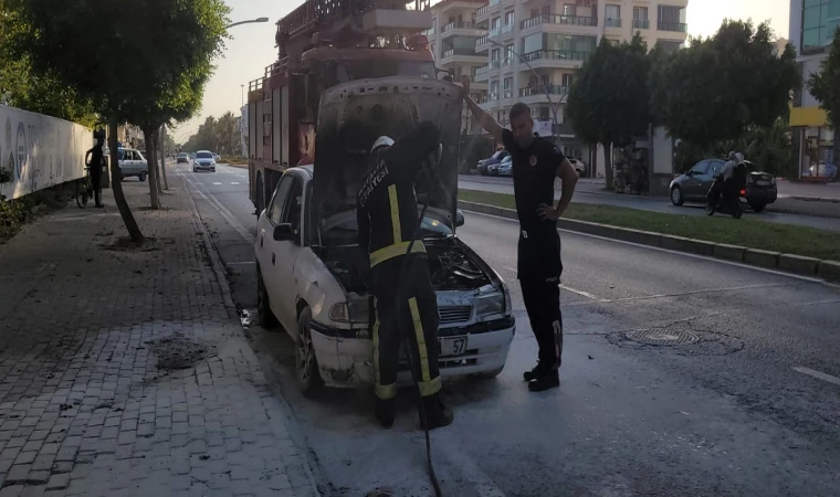 Seyir halinde yanan araca itfaiyeden anında müdahale