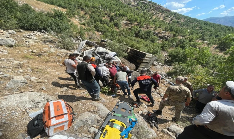 Sürücü devrilen odun yüklü tırın altında kaldı