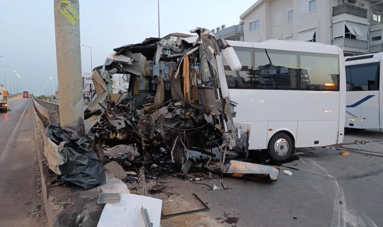 Turistleri taşıyan otobüs beton direğe çarptı