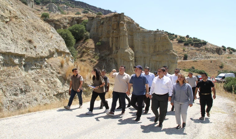 Vali Ünlü, Kula’da jeotermal sera içerisinde yetişen domateslerin hasadını yaptı