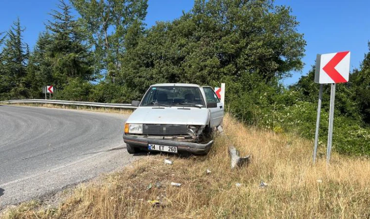 Virajı alamayan bir otomobil bariyerlere çarptı