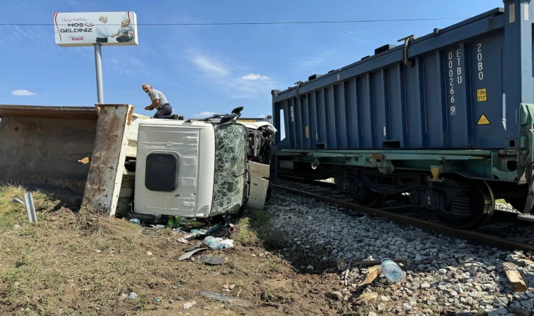 Yük treni ile hafriyat kamyonu çarpıştı: 1 ölü, 3 yaralı