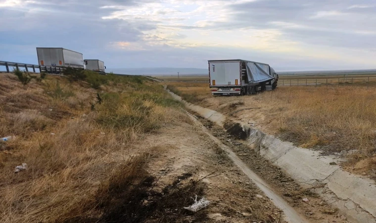 Direksiyon hakimiyetini kaybeden sürücü tarlaya daldı