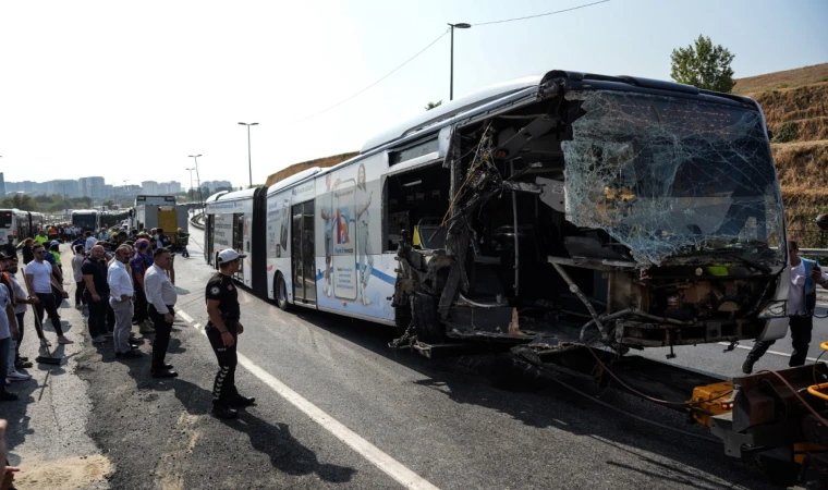 İki metrobüs çarpıştı: 1 ölü, 50 yaralı