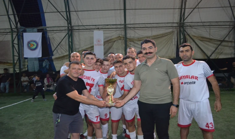 Mahalleler arası halı saha futbol turnuvasının kazananı belli oldu