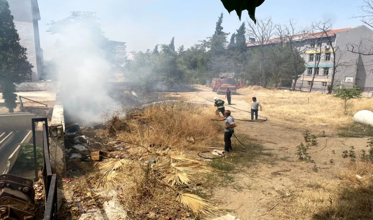 Manisa'da boş arazide çıkan yangın ucuz atlatıldı