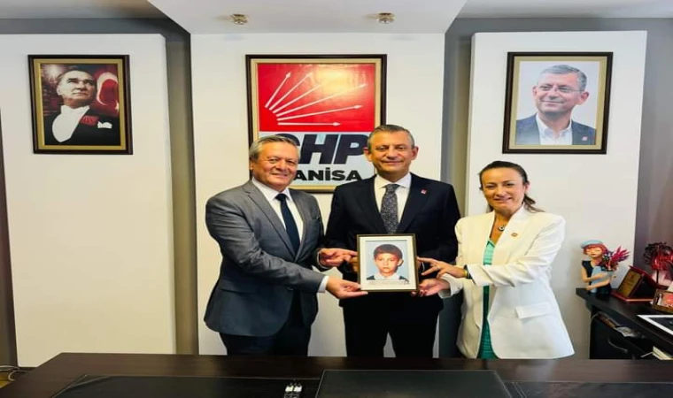 CHP Genel Başkanı Özgür Özel'e karne sürprizi