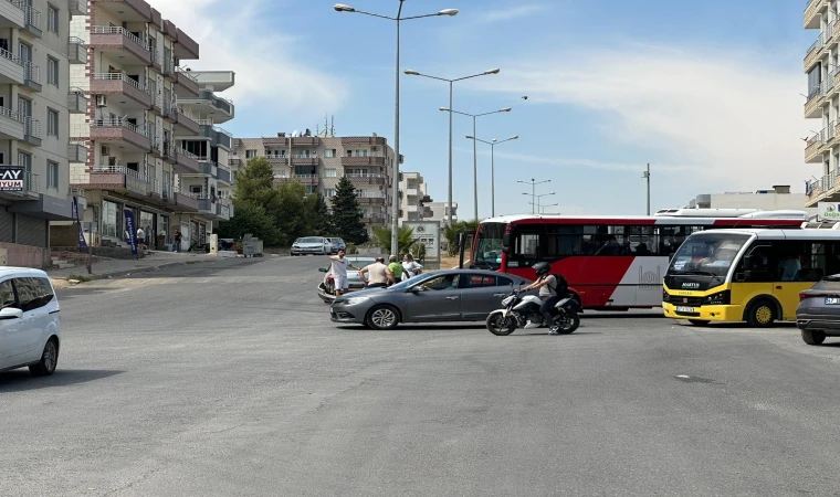 Halk otobüsü ile otomobil çarpıştı