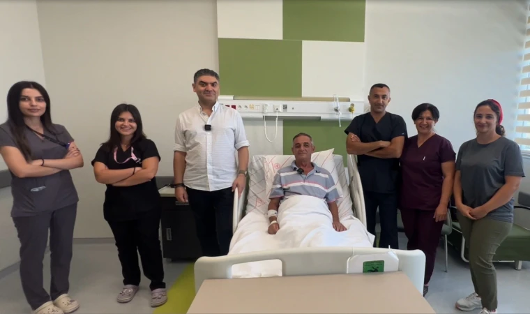 İlk kez hastanın daralan şah damarına stent takıldı