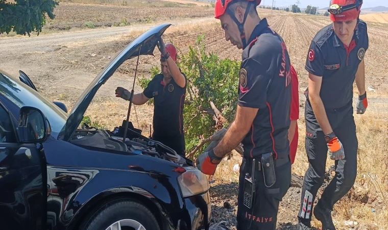 Kontrolden çıkan otomobil ağaca çarptı