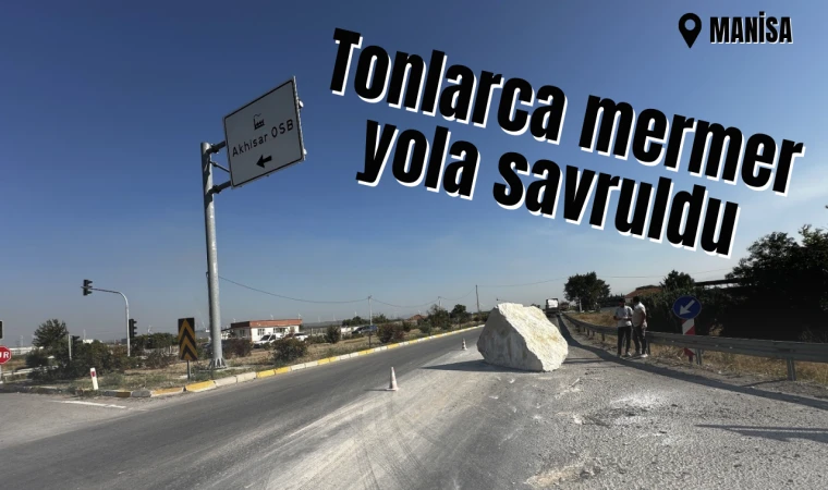 Kontrolden çıkan tırda bulunan tonlarca mermer yola savruldu