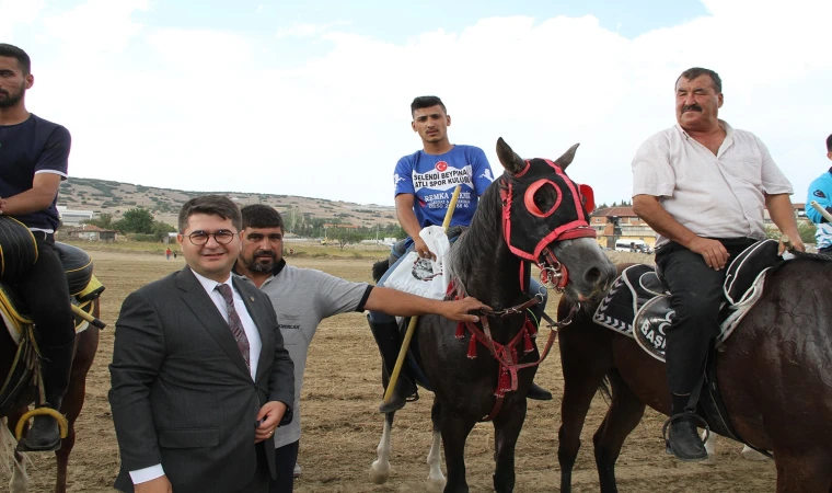 Kula’da atlı cirit müsabakaları nefes kesti