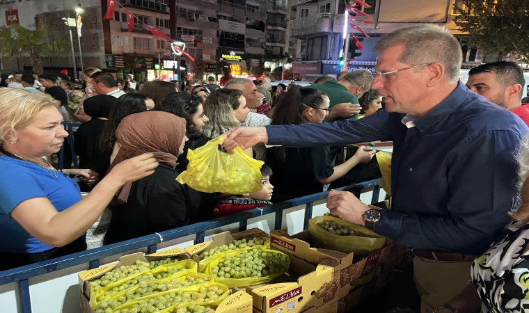 Manisa Ticaret Borsası'ndan vatandaşlara üzüm ve üzüm şırası ikramı