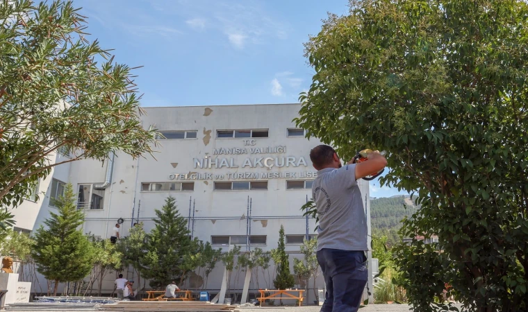 Manisa'da okullar öğrencilere hazırlanıyor