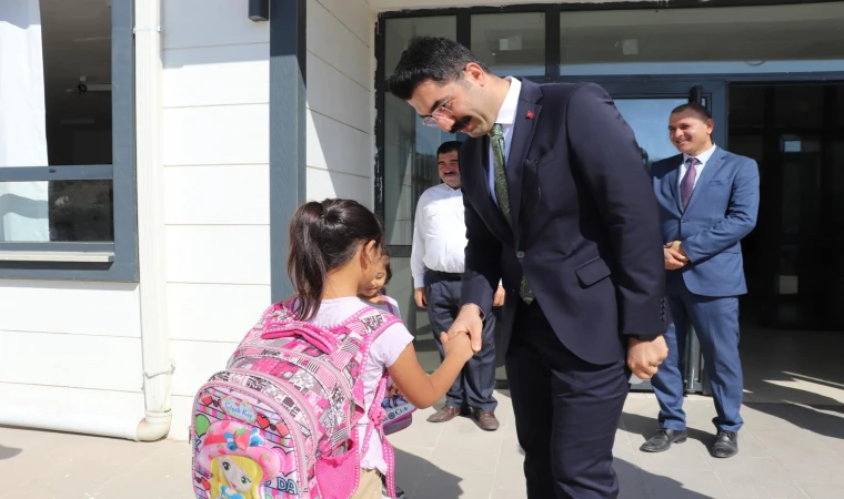 Okulun ilk günü öğrencileri Kaymakam Kara karşıladı