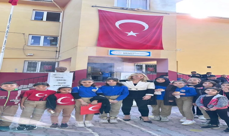 Akhisar Lokantacılar Odası’ndan öğrencilere Cumhuriyet Bayramı hediyesi