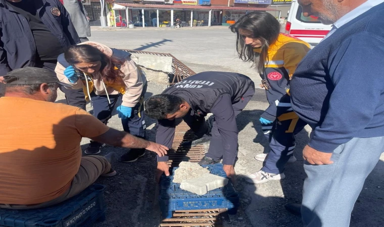 Ayağı mazgala sıkışan şahsın imdadına itfaiye ekipleri yetişti