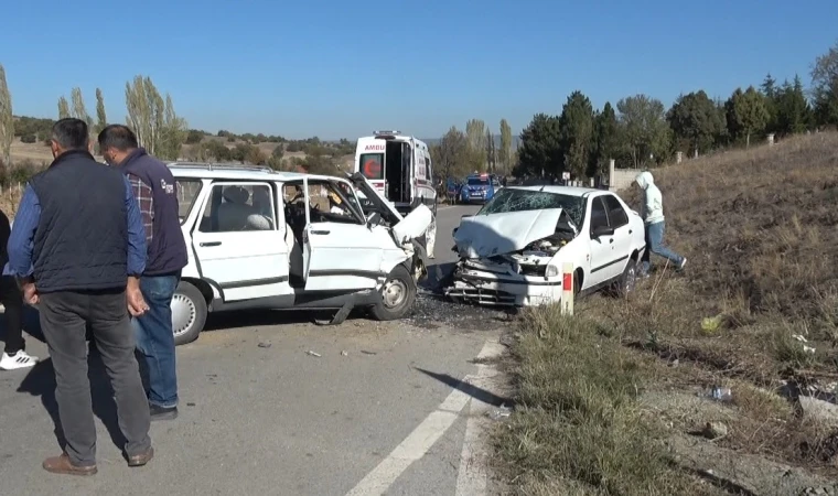 İki otomobil kafa kafaya çarpıştı: 4 yaralı