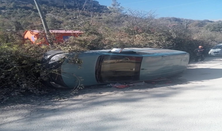 Trafik kazasında otomobil yan yattı: 1 yaralı