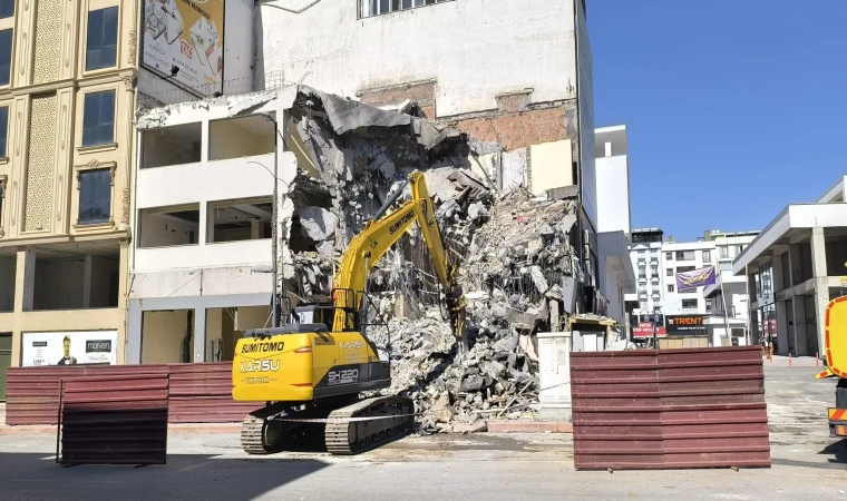 Yıkım esnasında kafasına moloz düşen işçi yaralandı