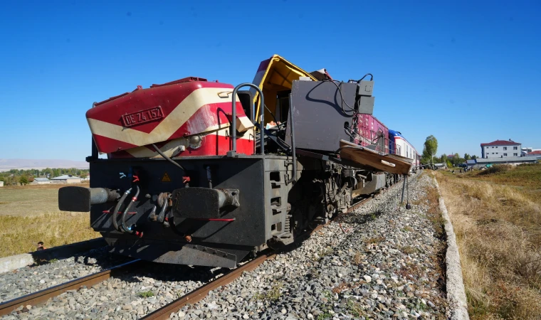 Yolcu treni beton pompasına çarptı; 1 ölü, 2 yaralı