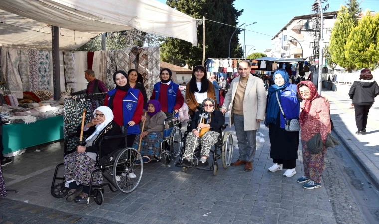 Huzurevi sakinleri gönüllüler eşliğinde pazarda alışveriş yaptı