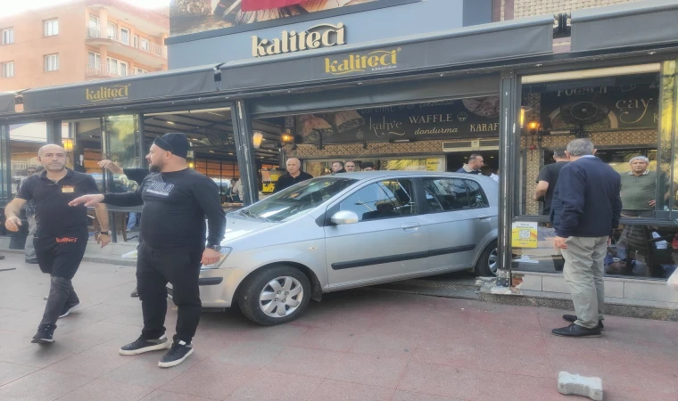 Otomobille kafeye daldı: 1'i ağır 4 yaralı