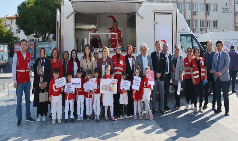 Şehzadeler Kızılay’dan meydanda etkinlik