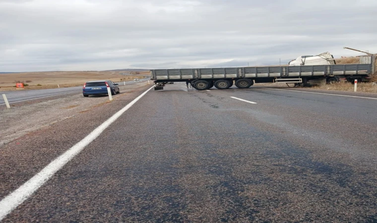 Yoldan çıkan tır trafiği kapadı