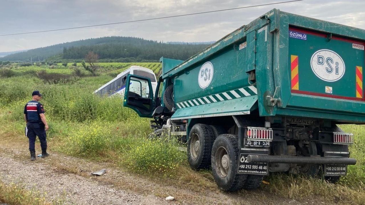 Manisa'da kamyon işçi servisine çarptı: 12 yaralı