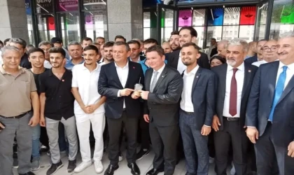 CHP Genel Başkanı Özgür Özel, Bursa’da Osmangazi Meydanı’nı gezdi