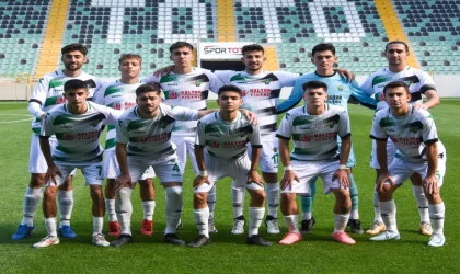 Akhisarspor’un gençleri direniyor:  Gençlerden ilk gol sevinçleri 