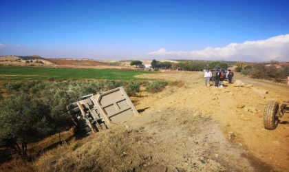 Manisa’da toprak yüklü kamyon zeytin bahçesine devrildi: 1 yaralı