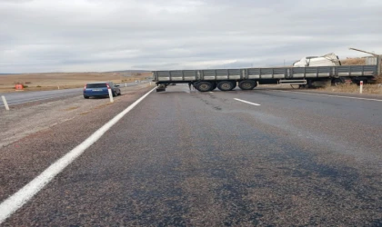 Yoldan çıkan tır trafiği kapadı